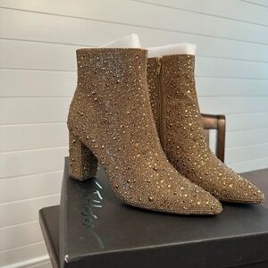 Betsey Johnson Cady Gold Size 8 New Never Worn